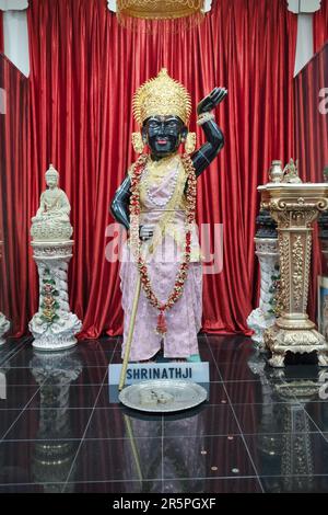 Une statue de la divinité hindoue Shrinathji, une manifestation jeune du Seigneur Krishna. Au temple Geeta à Corona, Queens, New York. Banque D'Images