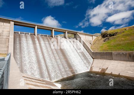 Gathega alimentant le barrage de l'eau pour pouvoir Guthega power station dans le cadre de l'hydro Snowy Mountains scheme, New South Wales, Australie. Banque D'Images