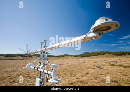 Une expérience scientifique menée par des scientifiques de l'université de Sydney, en Australie, dans les montagnes enneigées. L'étude surveille l'échange de CO2 entre l'atmosphère et le sol sur une herbe Banque D'Images