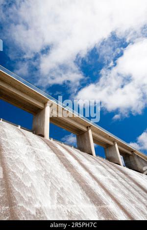 Gathega alimentant le barrage de l'eau pour pouvoir Guthega power station dans le cadre de l'hydro Snowy Mountains scheme, New South Wales, Australie. Banque D'Images