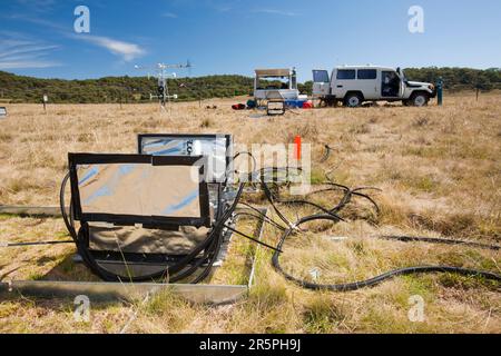 Une expérience scientifique menée par des scientifiques de l'université de Sydney, en Australie, dans les montagnes enneigées. L'étude surveille l'échange de CO2 entre l'atmosphère et le sol sur une herbe Banque D'Images