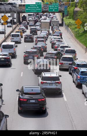 Un bourrage de circulation entre pare-chocs et pare-chocs sur la Brooklyn Queens Expressway en direction de l'ouest le dimanche matin. À Williamsburg, Brooklyn, New York. Banque D'Images