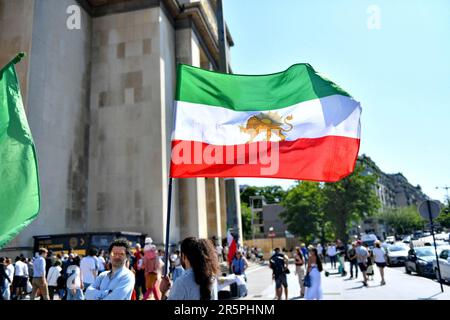 Paris, France. 04th juin 2023. Rassemblement des Iraniens contre le régime de Téhéran et pour la restauration de la monarchie avec Reza Pahlavi sur la piste des droits de l'homme au Trocadéro à Paris, France sur 4 juin 2023. Photo par Karim ait Adjedjou/ABACAPRESS.COM crédit: Abaca Press/Alay Live News Banque D'Images