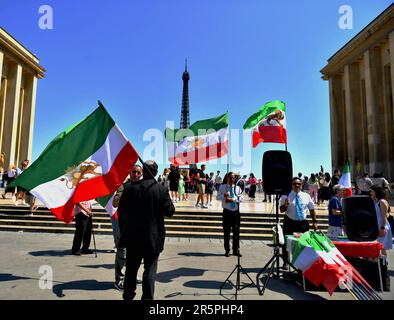 Paris, France. 04th juin 2023. Rassemblement des Iraniens contre le régime de Téhéran et pour la restauration de la monarchie avec Reza Pahlavi sur la piste des droits de l'homme au Trocadéro à Paris, France sur 4 juin 2023. Photo par Karim ait Adjedjou/ABACAPRESS.COM crédit: Abaca Press/Alay Live News Banque D'Images