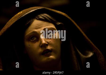 Une sculpture d'une Vierge Marie en pleurs est exposée au Musée de Cadix, Andalousie, Espagne. Banque D'Images