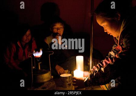 Les enfants de la famille d'accueil Tupaarnaq à Nuuk, Groenland à leur camp d'été à un fjord. Banque D'Images