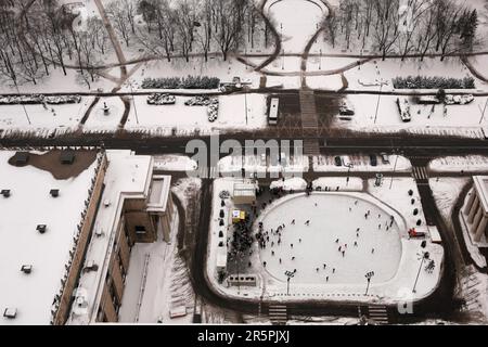 Patineurs sur une patinoire temporaire au pied du Palais de la Culture et de la Science à Varsovie, Pologne Banque D'Images