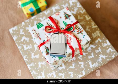 les cadeaux de noël sont magnifiquement enveloppés dans du papier d'emballage de noël Banque D'Images