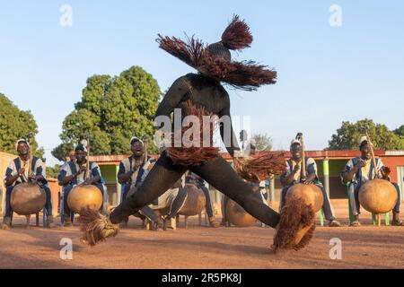 Des images PALPITANTES des Senoufo qui font l'étonnante danse Panther ont été capturées en Côte d'Ivoire. Images prises à Korhogo, Côte d'Ivoire Banque D'Images