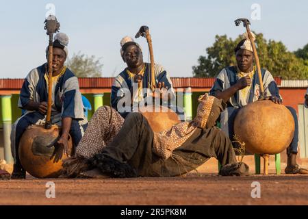 Des images PALPITANTES des Senoufo qui font l'étonnante danse Panther ont été capturées en Côte d'Ivoire. Images prises à Korhogo, Côte d'Ivoire Banque D'Images