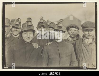 Breaker Boys in Pennsylvania Coal Mine Date: 1920 artiste: Lewis Wickes Hine American, 1874–1940 Banque D'Images