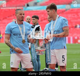 Kalvin Phillips de Manchester City et John Stones de Manchester City avec FA Cup Trophy lors de la finale de la coupe FA Emirates entre Manchester City Banque D'Images