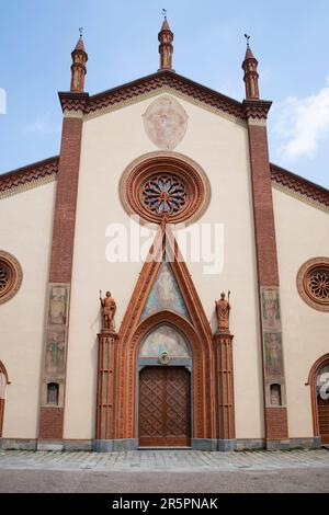 La façade enchanteresse de la cathédrale de San Donato à Pinerolo, en Italie Banque D'Images