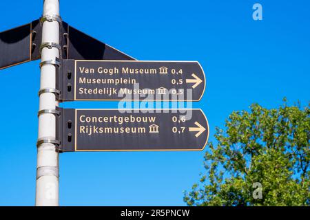 Panneaux indiquant Van Gogh, Rijks et Stedelijk Museum à Amsterdam, aux pays-Bas. Le Concertgebouw est une salle de concert. Banque D'Images