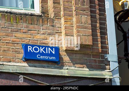 Panneau Rokin Street à Amsterdam, pays-Bas. Rokin est un canal et une rue principale dans le centre d'Amsterdam. Rokin dispose également de sa propre station de métro. Banque D'Images