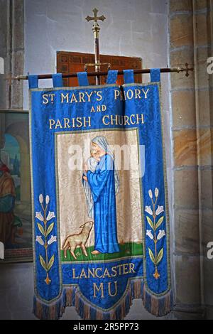 Bannière Mothers’ Union exposée à l’intérieur du prieuré St Mary’s et de l’église paroissiale de Lancaster, avec des images mariales et un symbolisme chrétien, Lancashire Banque D'Images