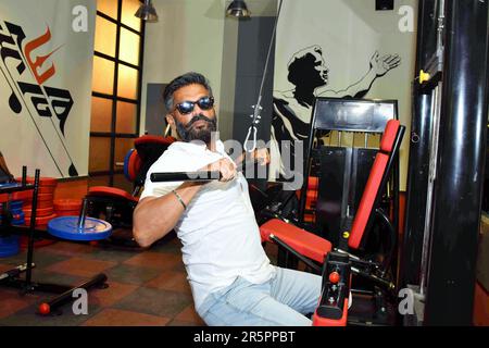 Sunil Shetty, Suniel Shetty, acteur indien, producteur de film, exercice en salle de sport, Mumbai, Inde, 17 mai 2017 Banque D'Images