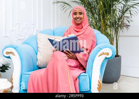 Bonne femme du Moyen-Orient portant de l'abaya à la maison - magnifique portrait de femme adulte musulmane dans l'appartement, des concepts sur la vie domestique et islamique Banque D'Images