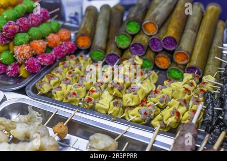 Brochettes avec viande et riz collant en bambou dans le marché de nuit vietnamien Banque D'Images