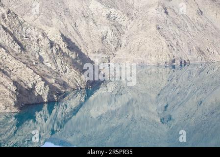 Réflexions sur la rivière Naryn Banque D'Images