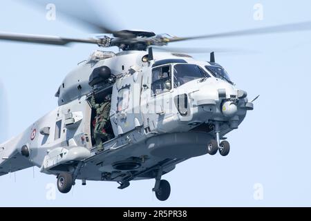 Mer celtique, France. 05 juin 2023. Un hélicoptère NHIndustries NH90 de la Marine française effectue un sauvetage en mer à bord d’un navire de croisière « Anthem of the Seas » de la Royal Caribbean. Un passager a été transporté par avion pour atterrir. Credit: Benjamin Wareing/ Alamy Live News Banque D'Images