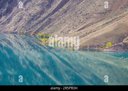 Réflexions sur la rivière Naryn Banque D'Images