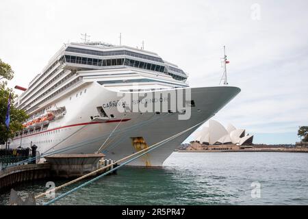 Bateau de croisière Carnival Splendor amarré au terminal passagers d'outre-mer, Circular Quay, Sydney, NSW, Australie Banque D'Images