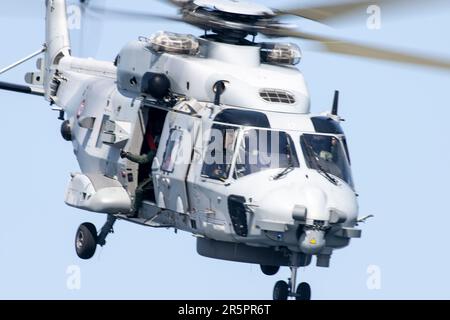 Mer celtique, France. 05 juin 2023. Un hélicoptère NHIndustries NH90 de la Marine française effectue un sauvetage en mer à bord d’un navire de croisière « Anthem of the Seas » de la Royal Caribbean. Un passager a été transporté par avion pour atterrir. Credit: Benjamin Wareing/ Alamy Live News Banque D'Images