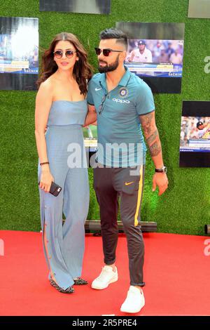 Vilat Kohli, joueur de cricket indien, mari, femme, Anushka Sharma, Actrice indienne, première de film, Sachin: A billion Dreams, Mumbai, Inde, 24 mai 2017 Banque D'Images