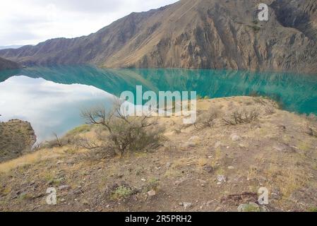 Réflexions sur la rivière Naryn Banque D'Images