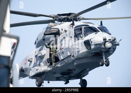 Mer celtique, France. 05 juin 2023. Un hélicoptère NHIndustries NH90 de la Marine française effectue un sauvetage en mer à bord d’un navire de croisière « Anthem of the Seas » de la Royal Caribbean. Un passager a été transporté par avion pour atterrir. Credit: Benjamin Wareing/ Alamy Live News Banque D'Images