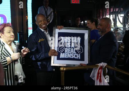 NEW YORK, NY - 4 juin : le maire de New York, Eric Adams, fait des remarques et reçoit un prix lors de la célébration du 20th anniversaire de BE pround Inc. Qui a eu lieu sur 4 juin 2023, dans la section de la baie Sheepshed, à Brooklyn, dans la ville de New York. Chris Moore/MediaPunch crédit: MediaPunch Inc/Alamy Live News Banque D'Images