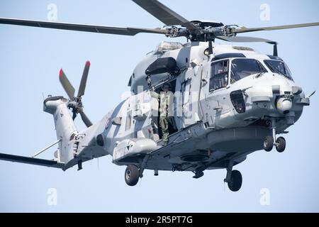 Mer celtique, France. 05 juin 2023. Un hélicoptère NHIndustries NH90 de la Marine française effectue un sauvetage en mer à bord d’un navire de croisière « Anthem of the Seas » de la Royal Caribbean. Un passager a été transporté par avion pour atterrir. Credit: Benjamin Wareing/ Alamy Live News Banque D'Images