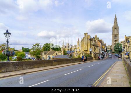 Stamford, Royaume-Uni - 22 septembre 2022 : vue sur le pont Stamford au-dessus de la rivière Welland, et sur l'église Sainte Marie, avec les habitants et les visiteurs, à Stamfor Banque D'Images