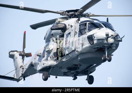 Mer celtique, France. 05 juin 2023. Un hélicoptère NHIndustries NH90 de la Marine française effectue un sauvetage en mer à bord d’un navire de croisière « Anthem of the Seas » de la Royal Caribbean. Un passager a été transporté par avion pour atterrir. Credit: Benjamin Wareing/ Alamy Live News Banque D'Images