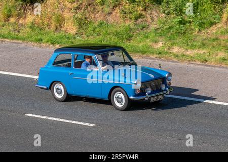 Années 1959 50 Fifties Blue Austin A40 Farina ; voiture de tourisme britannique d'époque voyageant sur l'autoroute M61 dans le Grand Manchester, Royaume-Uni Banque D'Images