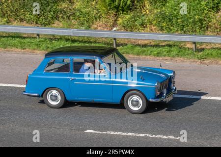 Années 1959 50 Fifties Blue Austin A40 Farina ; voiture de tourisme britannique d'époque voyageant sur l'autoroute M61 dans le Grand Manchester, Royaume-Uni Banque D'Images