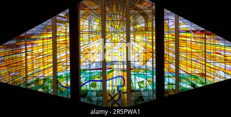 Vitraux célébrant le 20th siècle dans l'église Saint-Joseph, Wetherby, Yorkshire, Royaume-Uni Banque D'Images