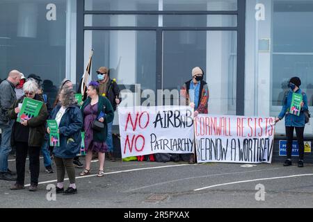 Des manifestants se rassemblent à l'extérieur de l'hôtel de Beresford pour soutenir les demandeurs d'asile à Newquay, en Cornouailles, au Royaume-Uni. Banque D'Images