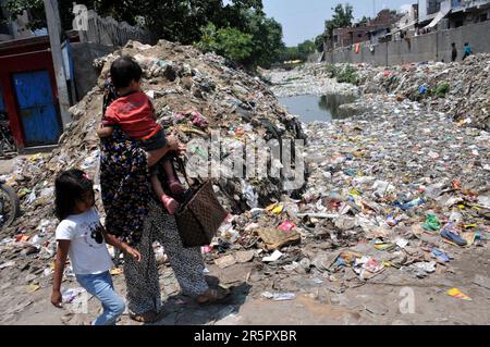 New Delhi, Delhi, Inde. 5th juin 2023. Drains poqués le jour de l'envoirment mondial. Depuis de nombreuses années South Delhi Timur Nagar, le drain de taudis pointée avec le rempli de bouteilles vides, de la maison ou de déchets canettes, des chiffons, où la résidence et les enfants qui viennent et vont doivent faire face à des problèmes. Dans le sud de Delhi le lundi, (Credit image: © Ravi Batra/ZUMA Press Wire) USAGE ÉDITORIAL SEULEMENT! Non destiné À un usage commercial ! Banque D'Images