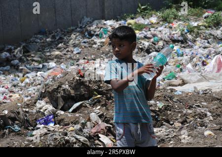 New Delhi, Delhi, Inde. 5th juin 2023. Drains poqués le jour de l'envoirment mondial. Depuis de nombreuses années South Delhi Timur Nagar, le drain de taudis pointée avec le rempli de bouteilles vides, de la maison ou de déchets canettes, des chiffons, où la résidence et les enfants qui viennent et vont doivent faire face à des problèmes. Dans le sud de Delhi le lundi, (Credit image: © Ravi Batra/ZUMA Press Wire) USAGE ÉDITORIAL SEULEMENT! Non destiné À un usage commercial ! Banque D'Images