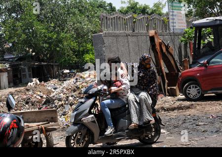 New Delhi, Delhi, Inde. 5th juin 2023. Drains poqués le jour de l'envoirment mondial. Depuis de nombreuses années South Delhi Timur Nagar, le drain de taudis pointée avec le rempli de bouteilles vides, de la maison ou de déchets canettes, des chiffons, où la résidence et les enfants qui viennent et vont doivent faire face à des problèmes. Dans le sud de Delhi le lundi, (Credit image: © Ravi Batra/ZUMA Press Wire) USAGE ÉDITORIAL SEULEMENT! Non destiné À un usage commercial ! Banque D'Images