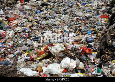 New Delhi, Delhi, Inde. 5th juin 2023. Drains poqués le jour de l'envoirment mondial. Depuis de nombreuses années South Delhi Timur Nagar, le drain de taudis pointée avec le rempli de bouteilles vides, de la maison ou de déchets canettes, des chiffons, où la résidence et les enfants qui viennent et vont doivent faire face à des problèmes. Dans le sud de Delhi le lundi, (Credit image: © Ravi Batra/ZUMA Press Wire) USAGE ÉDITORIAL SEULEMENT! Non destiné À un usage commercial ! Banque D'Images