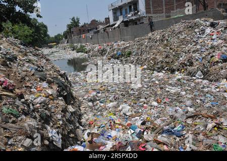 New Delhi, Delhi, Inde. 5th juin 2023. Drains poqués le jour de l'envoirment mondial. Depuis de nombreuses années South Delhi Timur Nagar, le drain de taudis pointée avec le rempli de bouteilles vides, de la maison ou de déchets canettes, des chiffons, où la résidence et les enfants qui viennent et vont doivent faire face à des problèmes. Dans le sud de Delhi le lundi, (Credit image: © Ravi Batra/ZUMA Press Wire) USAGE ÉDITORIAL SEULEMENT! Non destiné À un usage commercial ! Banque D'Images