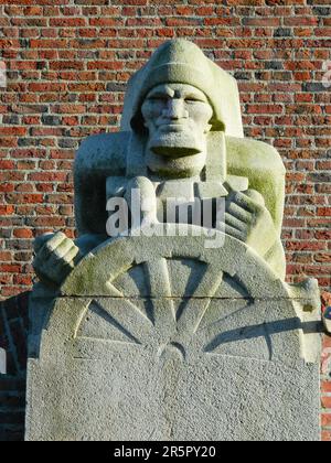 Den Helder, pays-Bas. Juin 2021. La statue de Dorus Rijkers en face de l'hôtel de ville de Den Helder. Photo de haute qualité Banque D'Images