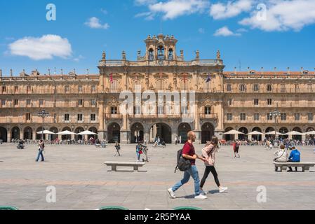 Salamanque, vue en été d'un jeune couple marchant à travers la Plaza Mayor dans la ville historique espagnole de Salamanque, Castilla y Leon, Espagne Banque D'Images