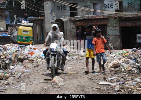 New Delhi, Delhi, Inde. 5th juin 2023. Drains poqués le jour de l'envoirment mondial. Depuis de nombreuses années South Delhi Timur Nagar, le drain de taudis pointée avec le rempli de bouteilles vides, de la maison ou de déchets canettes, des chiffons, où la résidence et les enfants qui viennent et vont doivent faire face à des problèmes. Dans le sud de Delhi le lundi, (Credit image: © Ravi Batra/ZUMA Press Wire) USAGE ÉDITORIAL SEULEMENT! Non destiné À un usage commercial ! Banque D'Images