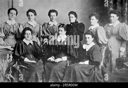 Un groupe de diaconesses, c1890. Le révérend Thomas Bowman Stephenson (1839-1912), ministre méthodiste, est le fondateur de ce qui est devenu le foyer national des enfants et, plus tard, l’Institut Wesley des diaconesses. Banque D'Images