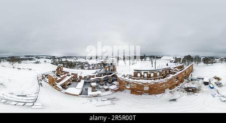 Vue panoramique à 360° de hiver vue aérienne full hdri sans couture sphérique 360 panorama sur le vieux château médiéval abandonné dans la neige en projection équirectangulaire prêt pour la virtua