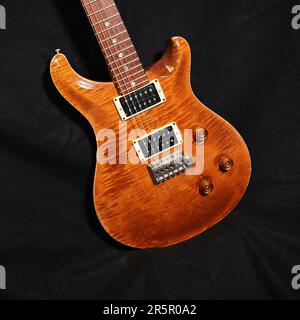 Paul Reed Smith guitare personnalisée 24 avec haut en érable flamme Banque D'Images
